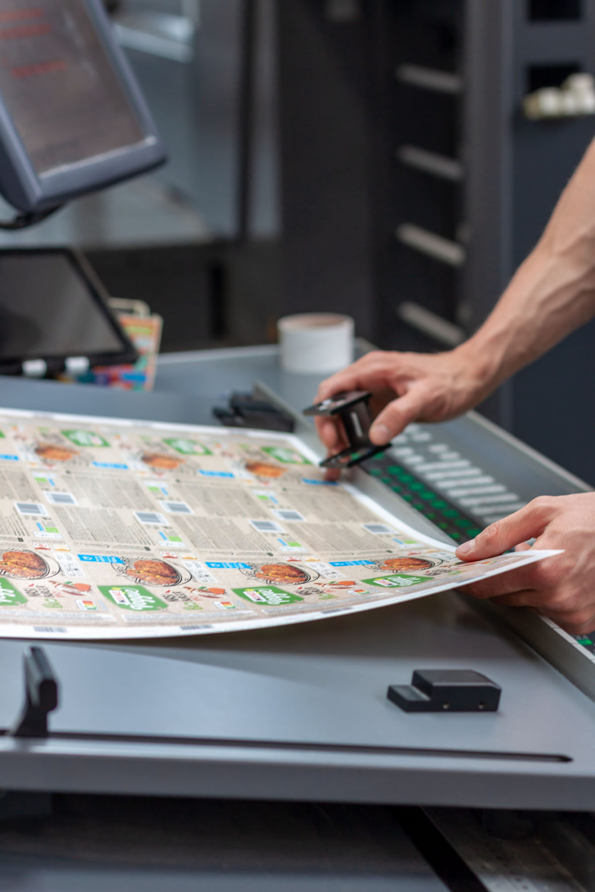Kleurcontrole op de drukpers voor Drukkerij kartonnage
